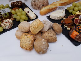 Kaasschotel garni + broodjes